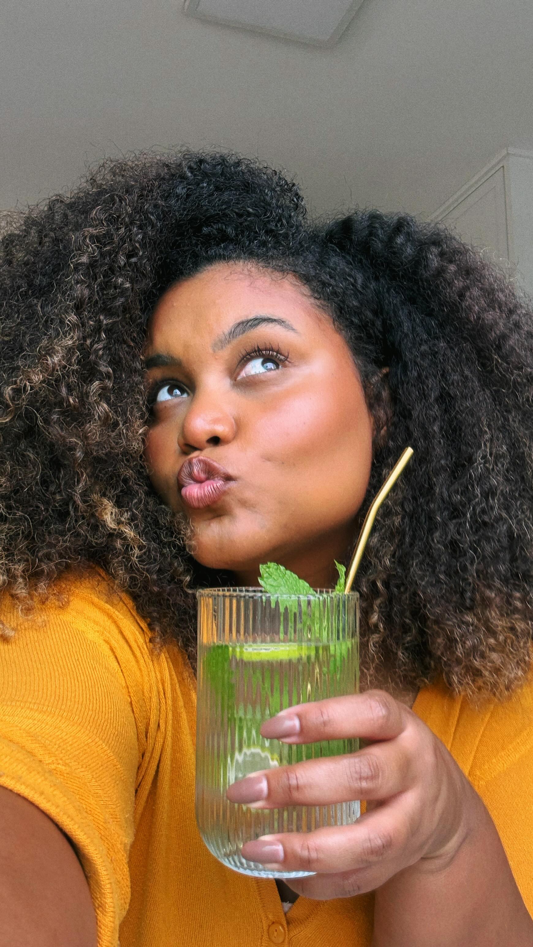 Gostou ? Siga @casadetais ✨ 

Água Saborizada 

1 limão em rodelas 
3 rodelas de gengibre 
Hortelã a gosto ( pode ser um sachê de chá de ho…