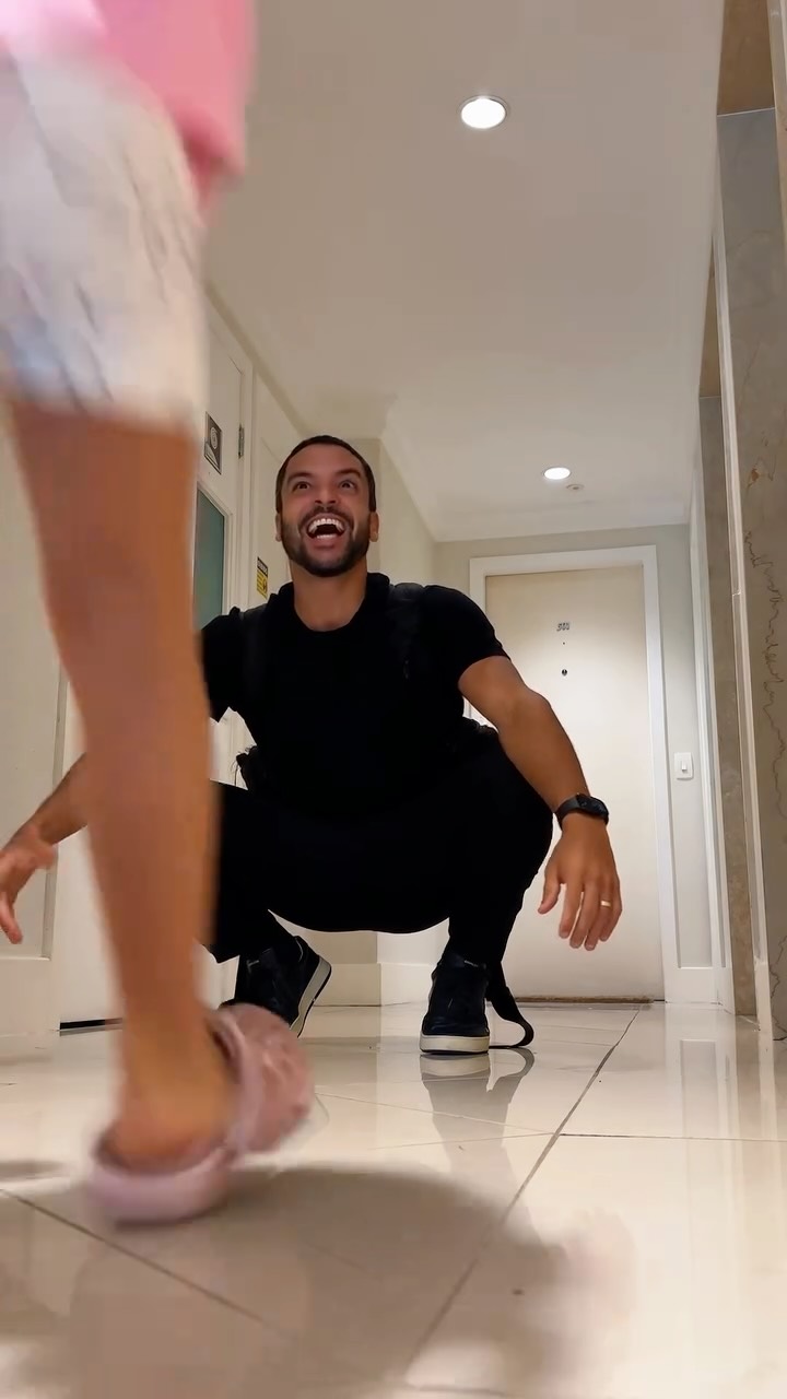 Corri muito pra ganhar esses abraços 🏃🏽‍♂️💨 mas eu juro que eu não fiquei em pé…