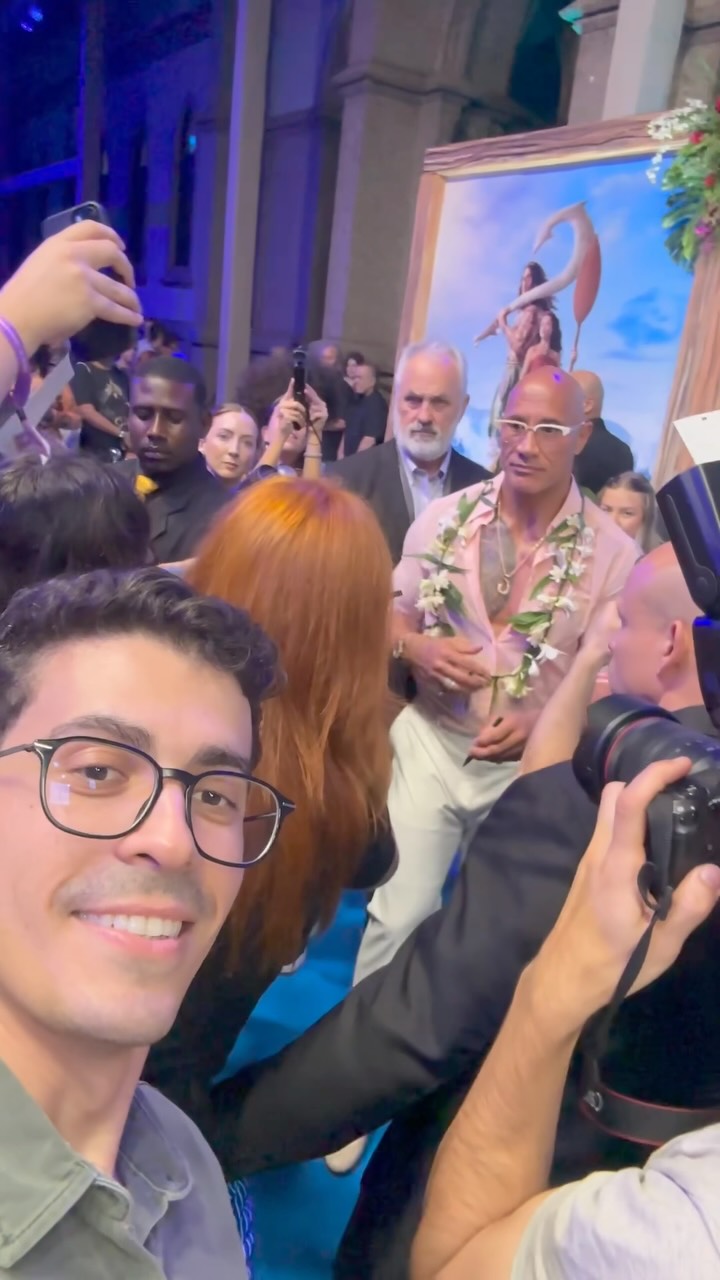 A gente viu o @therock de perto! 😨😨😨 Pra quem não tem dimensão do tamanho dele,…