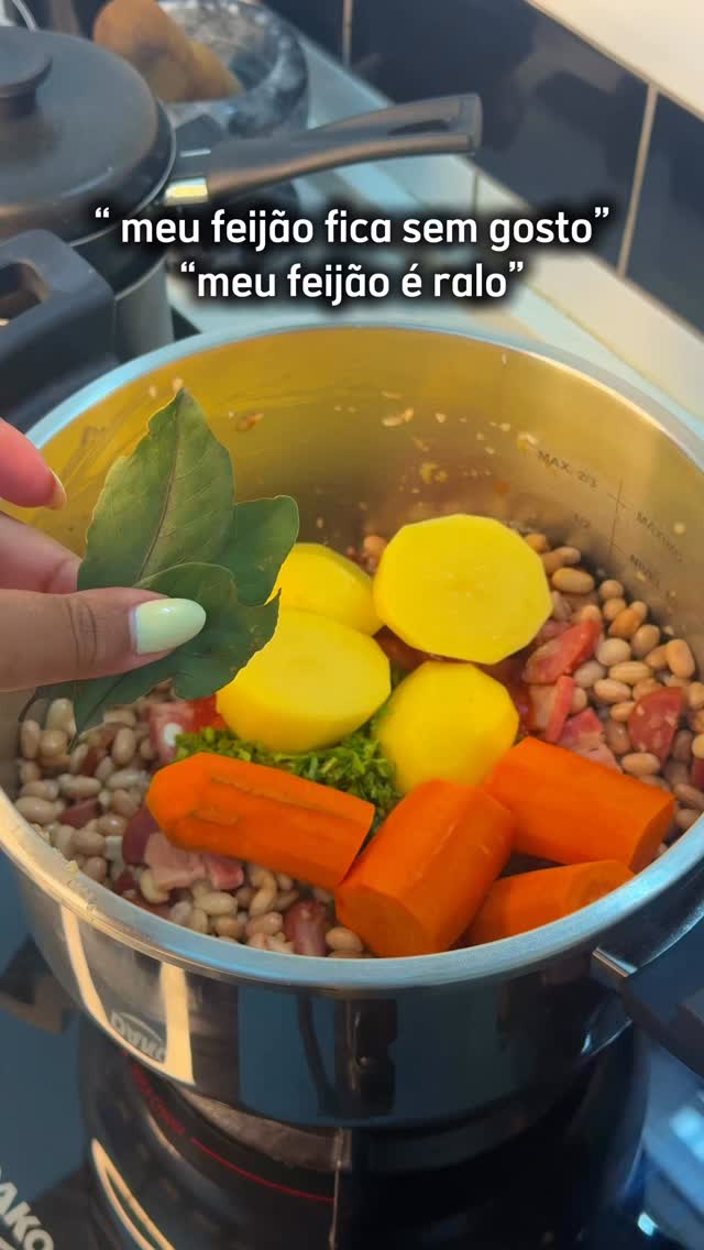 Feijão Cremoso 🫘   Ingredientes:
	•	3 xícaras de feijão (de molho por 12h)
	•	200 g de bacon em cubos
	•	1 calabresa em cubos
	•	1 fio de…